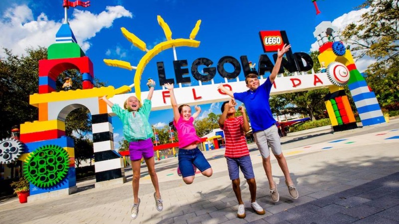 Crianças no festival Awe-Summer Celebration no Legoland Florida