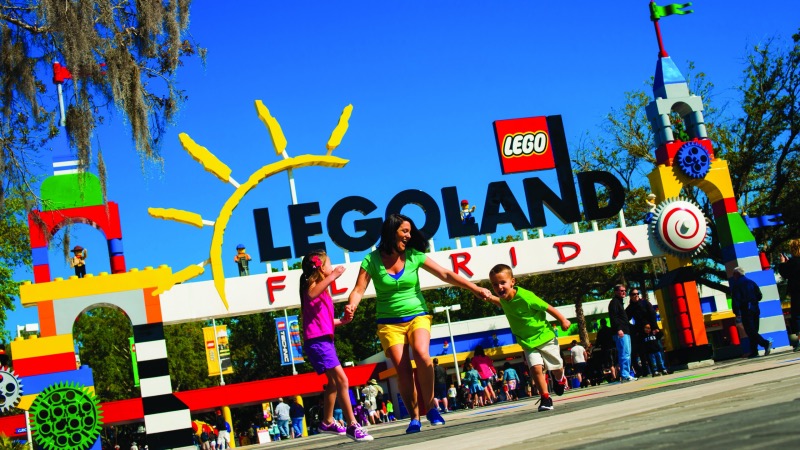 Família no festival Awe-Summer Celebration no Legoland Florida em 2022