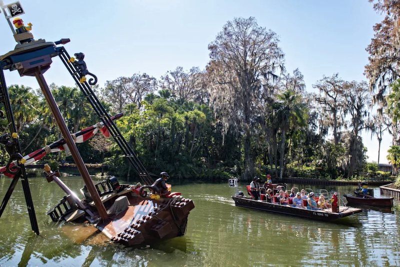 Passeio de barco na atração Pirate River Quest no Legoland Florida