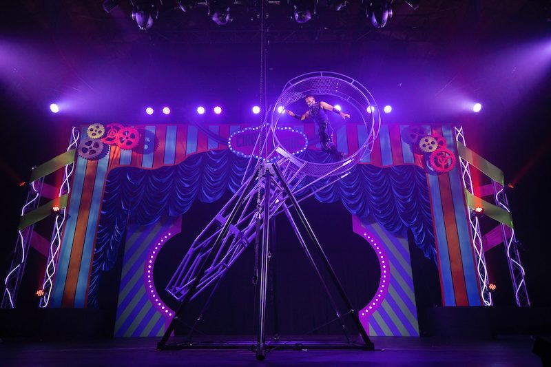 Show Cirque Electric no festival Summer Celebration no Busch Gardens