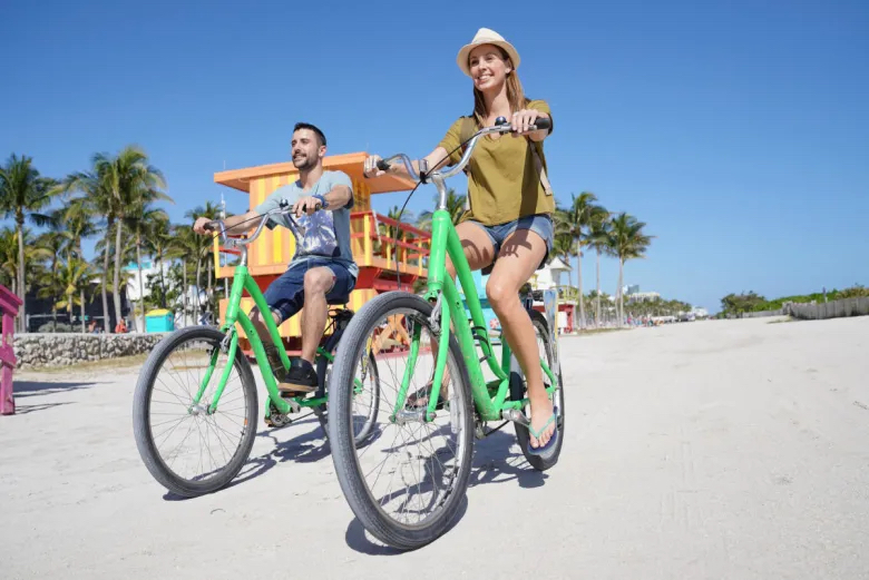 Andando de bicicleta em South Beach em Miami