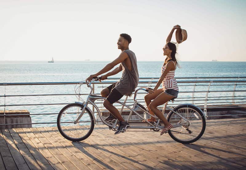 Casal andando de bicicleta tandem em Miami