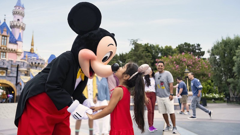 Encontro entre criança e Mickey na Disney Orlando