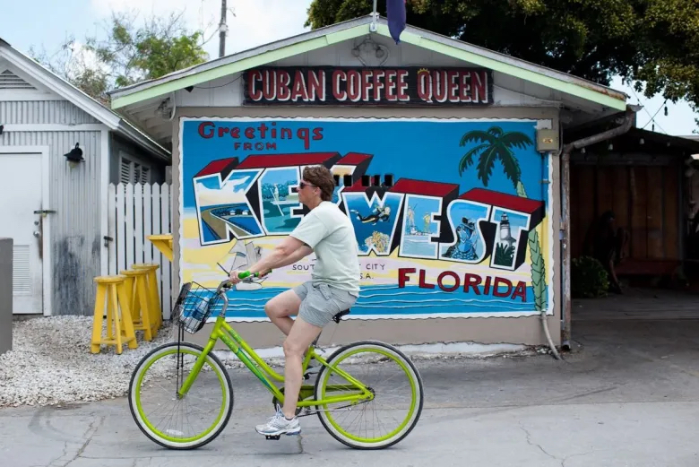 Parada no tour de bicicleta em Key West