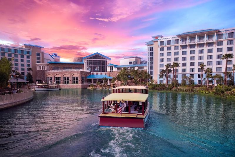 Passeio de barco no hotel Loews Sapphire Falls Resort da Universal em Orlando