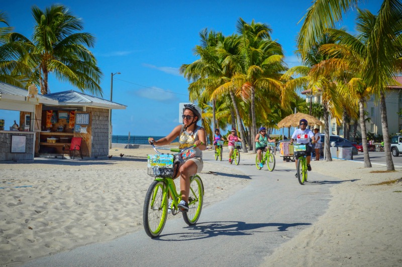 Pessoas fazendo o tour de bicicleta em Key West