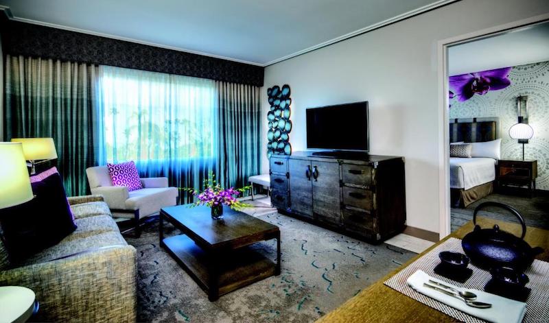 Sala da suíte no hotel Loews Royal Pacific Resort da Universal em Orlando