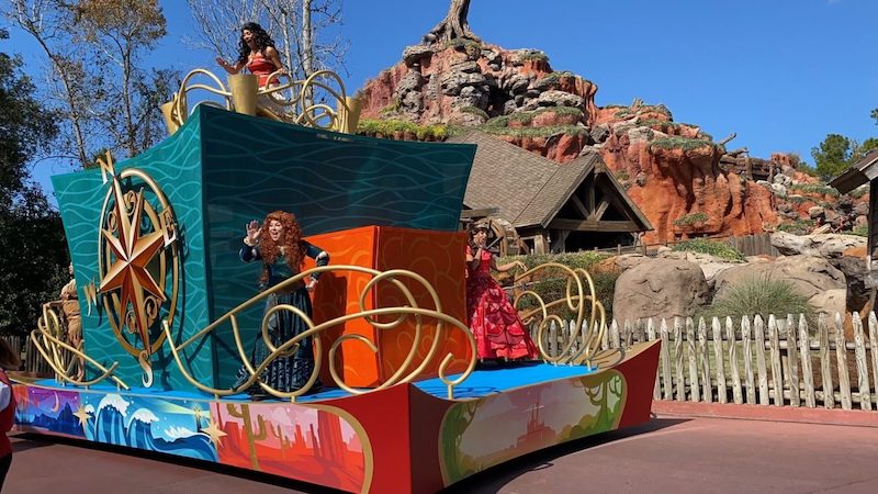 Carro alegórico no Disney Adventure Friends Cavalcade no Magic Kingdom em Orlando