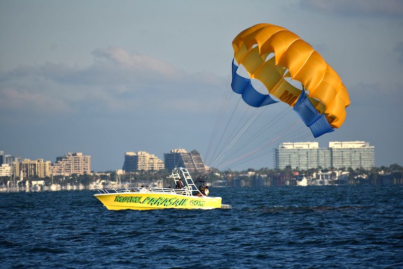 Embarcação do voo de parasail em Miami