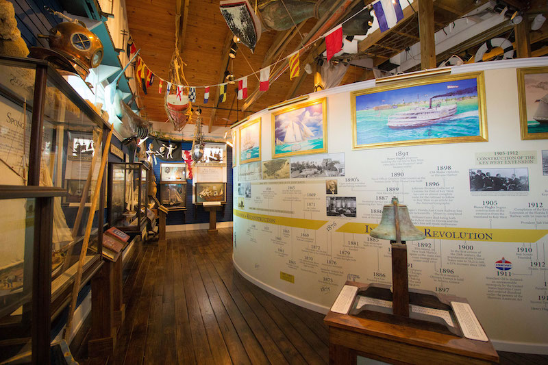 Interior do Sails to Rails Museum em Key West