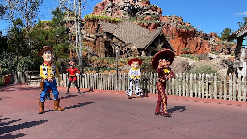 Personagens dançando no Disney Adventure Friends Cavalcade no Magic Kingdom em Orlando