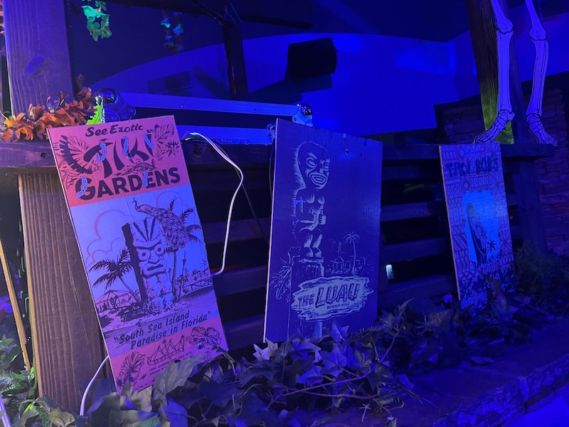 Placas no Dead Coconut Club na Universal CityWalk em Orlando
