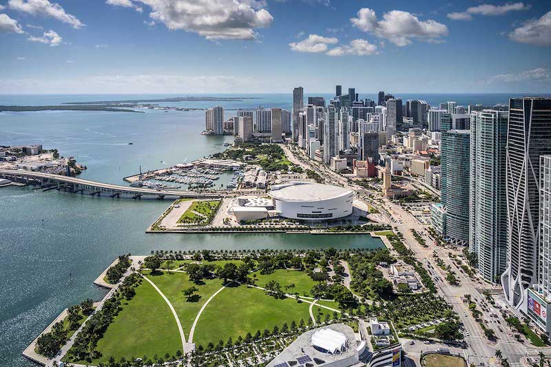 Vista pelo helicóptero dos edifícios em Miami
