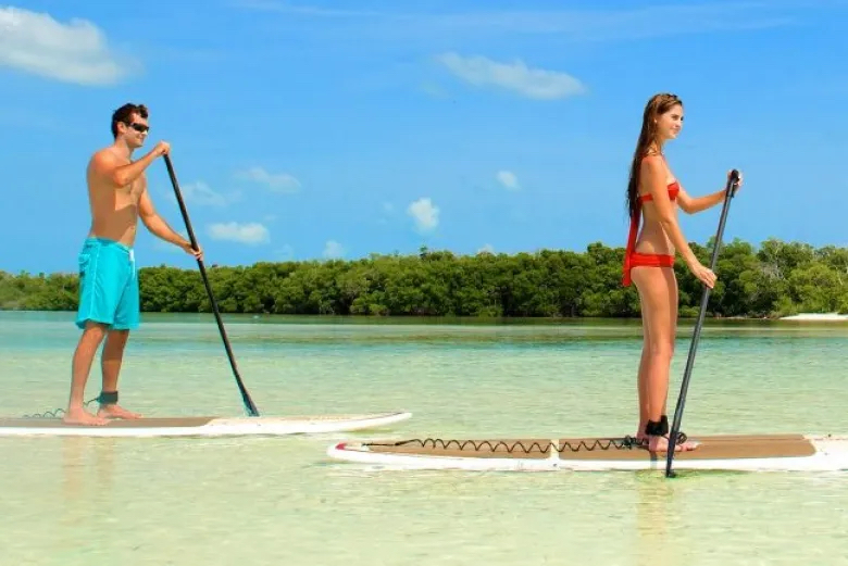 Casal praticando paddle surf em Key West
