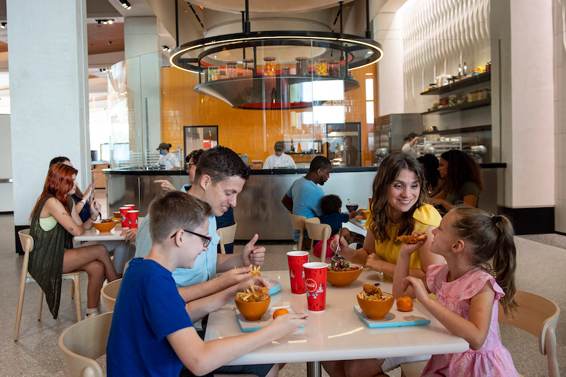Família no Connections Cafe & Eatery no Epcot da Disney Orlando