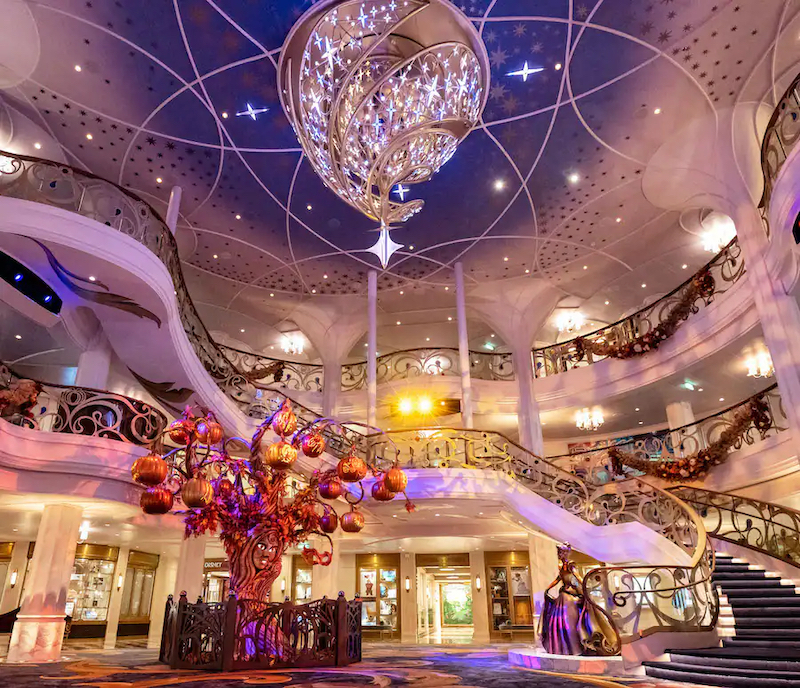 Grand Hall com decoração de Halloween no cruzeiro Disney Wish