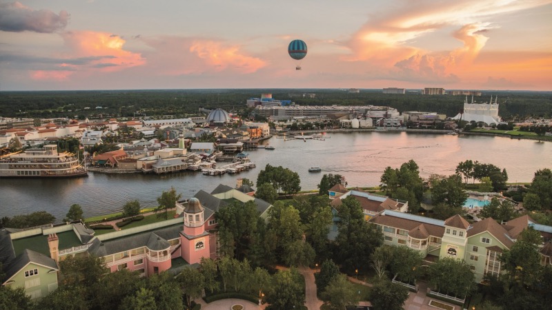 Vista da Disney Springs ao entardecer em Orlando