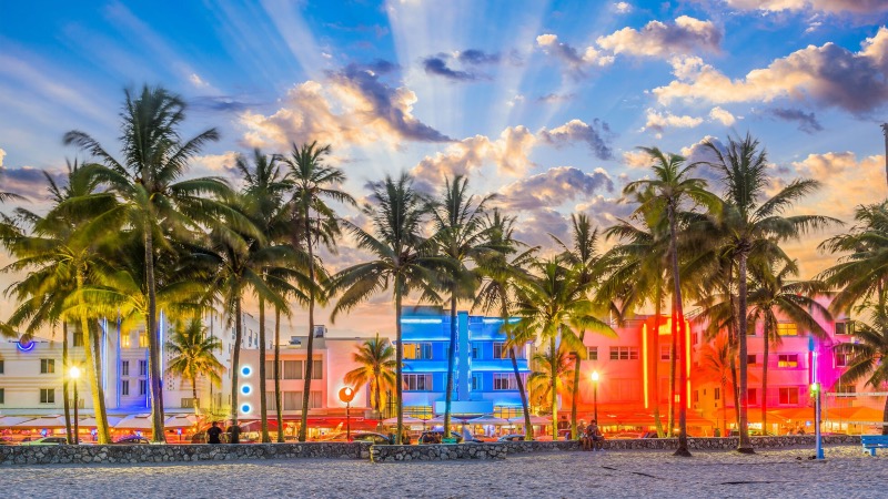 Vista da Ocean Drive iluminada ao anoitecer em Miami