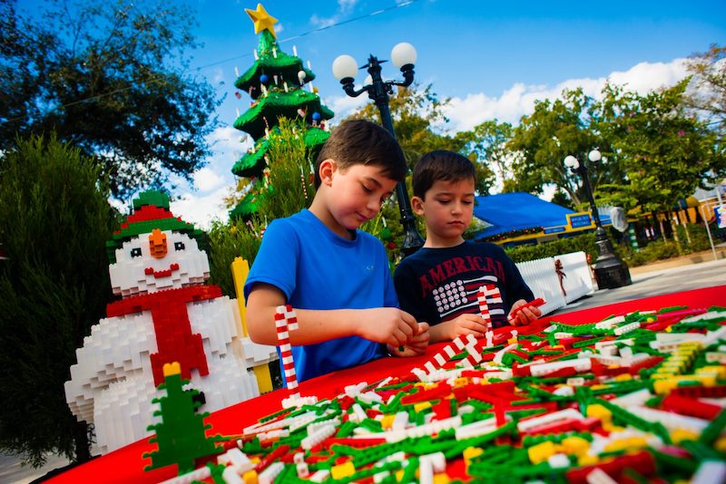 Crianças brincando no Holidays at Legoland no parque Legoland Florida