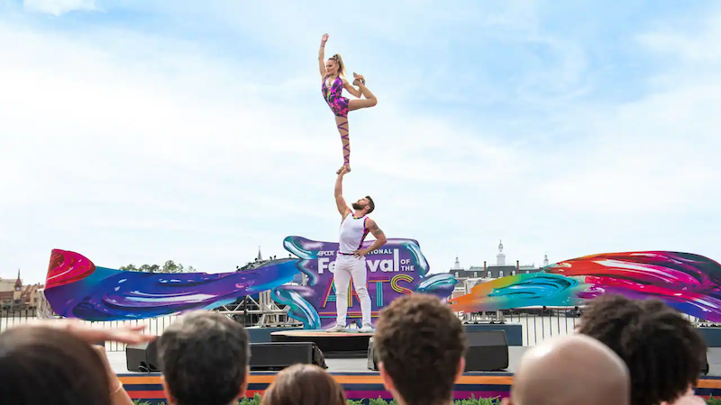 Show de acrobacias no Epcot International Festival of the Arts 2023 na Disney Orlando
