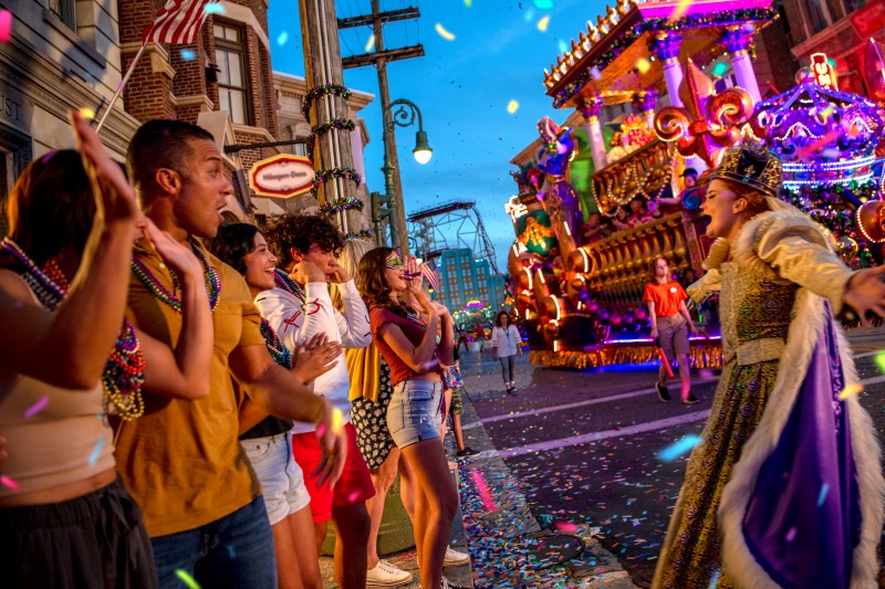 Visitantes e artistas no Mardi Gras na Universal Orlando
