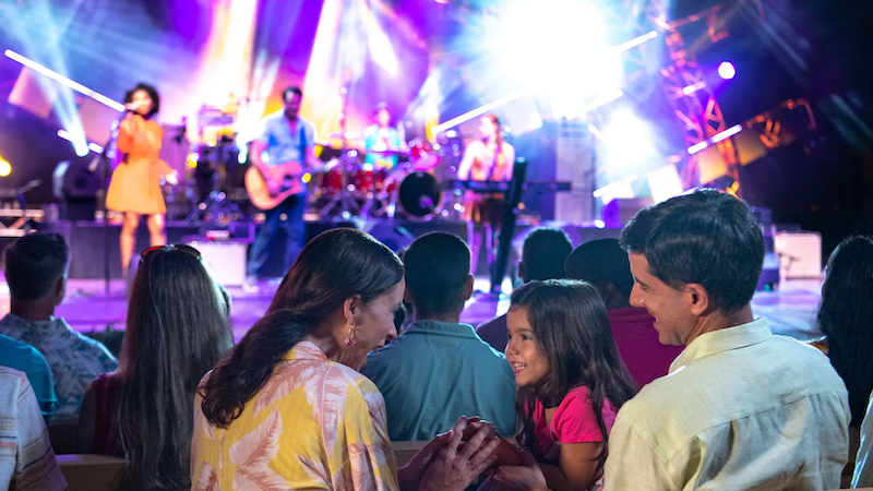 Família assistindo ao Garden Rocks Concert Series no Epcot da Disney Orlando