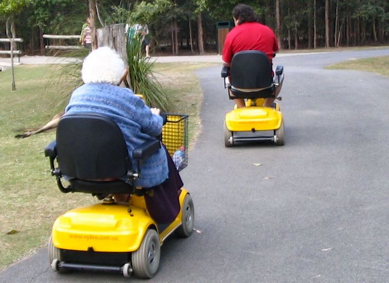 Pessoas usando scooters motorizadas