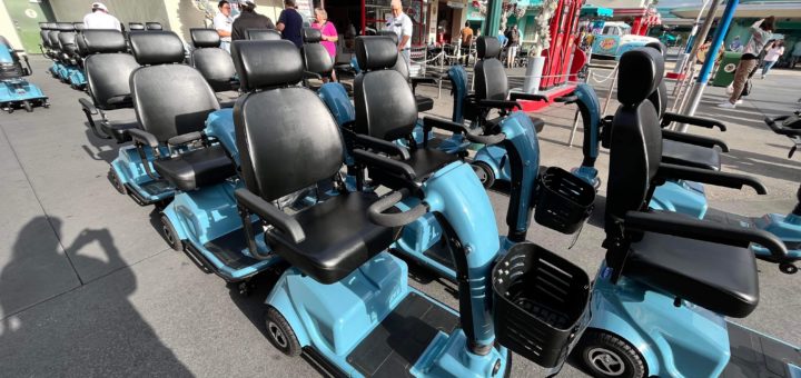 Scooters motorizadas estacionadas na Disney Orlando