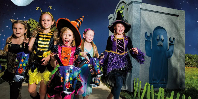Crianças pedindo doces ou travessuras no Halloween do Legoland Florida