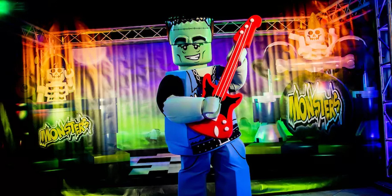 Frankenstein na festa no Halloween Brick-or-Treat no Legoland Florida