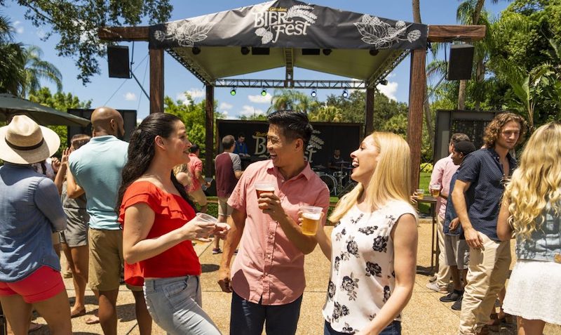 Visitantes no Bier Fest no Busch Gardens Tampa Bay