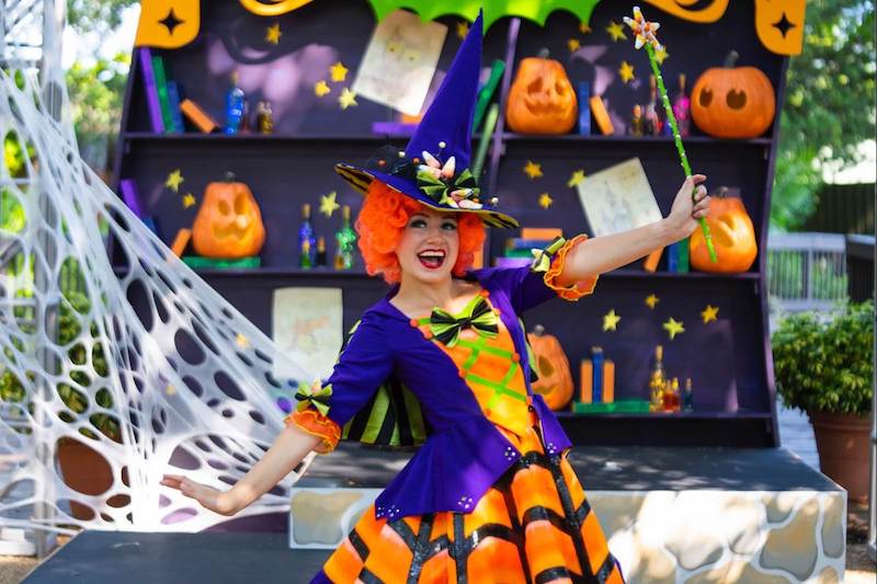 Diversão com personagem no Halloween Spooktacular no Busch Gardens Tampa Bay