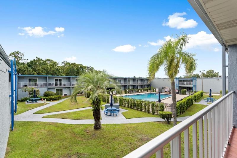 Vista da área da piscina no hotel Celebration Suites em Orlando