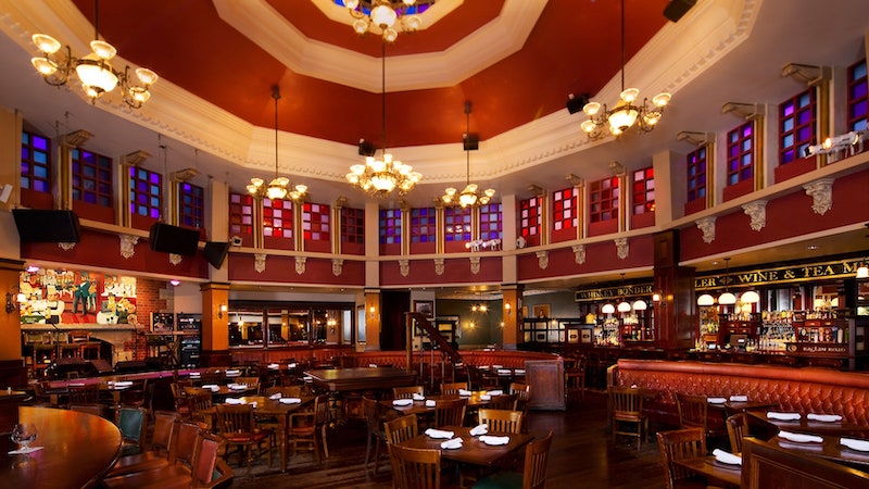 Interior do Raglan Road Irish Pub and Restaurant no Disney Springs em Orlando
