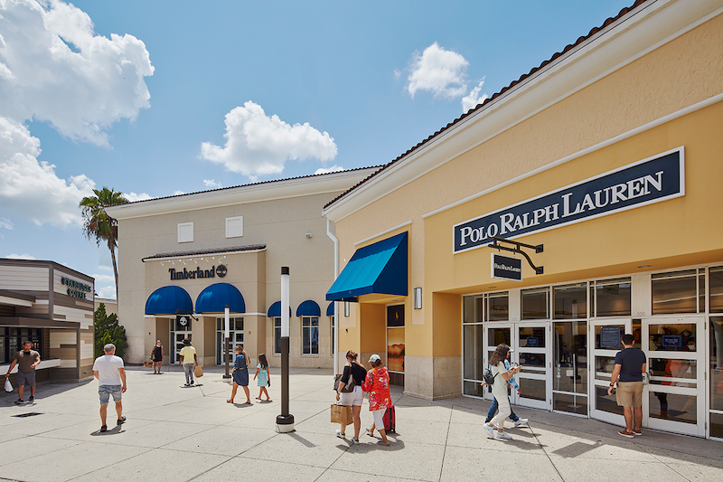 Visitantes e lojas no Vineland Premium Outlets em Orlando